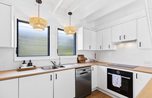 Wamberal House | Blue Bell Luxe Cottage - Your lagoon front haven, Calm and Gorgeous!