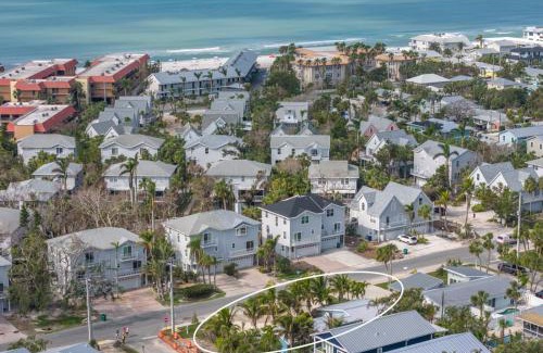 Holmes Beach House | Blue Bella Very Quick Walk Beach, Shops, Restaurants