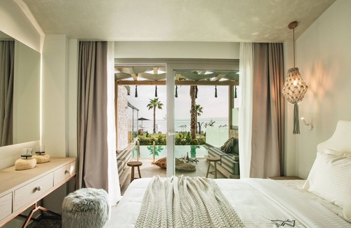 Pefkochori Hotel | Blue Carpet Luxury Suites