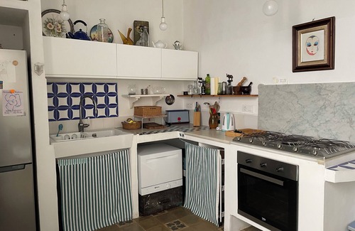 Masnou House | Blue house offers sea and city