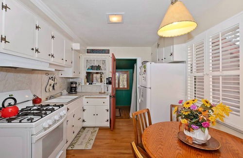 Fawnskin Cabin | Blue Jay Cottage by Destination Big Bear : Fawnskin! Separate Guest Quarters! Vintage Features! Fireplace! Laundry!