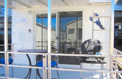 Eagle Hill Boat Rental | Blue Pearl Houseboat in Boston Harbor Wifi, A/C,