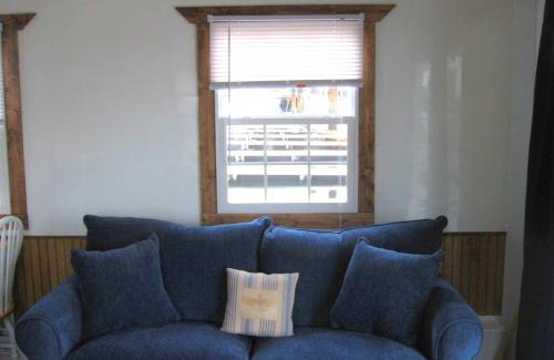 Eagle Hill Boat Rental | Blue Pearl Houseboat in Boston Harbor Wifi, A/C,