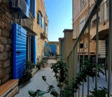 Komiza Apartment | Blue Shutter Garden Studio