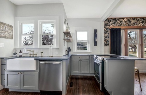 Wichita House | Bluebird Bungalow Spacious Home Ideal for Families and Large Groups