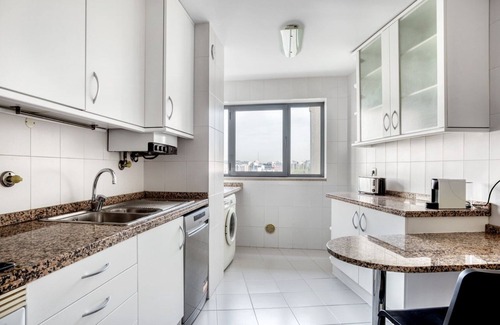 Lisbon Old Town Apartment | Blueground | Campolide, pool