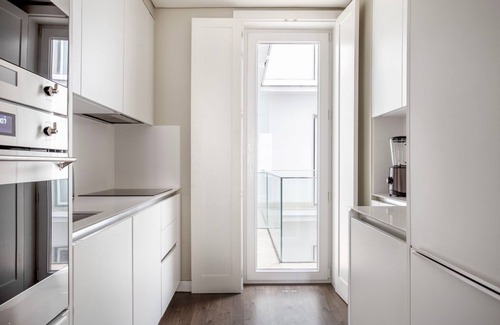 Sacramento Apartment | Blueground | Chiado, furniture, parking