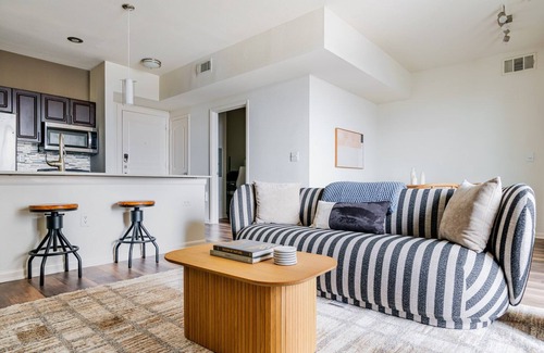 North Burnet Apartment | Blueground | Domain, gym, pool & w/d, nr shops