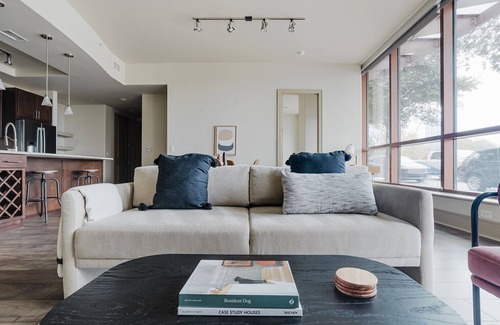 Second Street District Apartment | Blueground | Downtown 2bd apartment