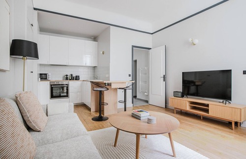 Saint-Thomas-d'Aquin Apartment | Blueground | Louvre, doorman & w/d, nr Orsay