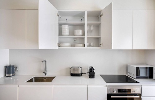 Lisbon Old Town Apartment | Blueground | Santo António, pool