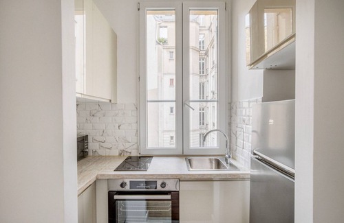 Porte-Dauphine Apartment | Blueground | Victor Hugo, a/c, nr eiffel tower