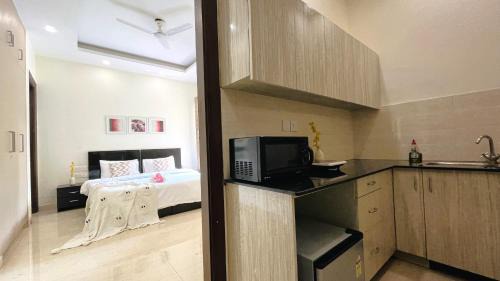DLF City Apartment | BluO Studio DLF CyberCity - Kitchen, Balcony, Lift