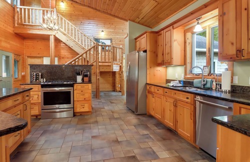 Mayfield House | Boardman Monarch | Upscale river lodge | HOT TUB!