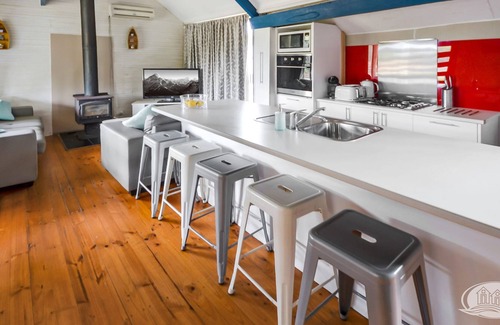 Allestree Cottage | Boat friendly, affordable beach shack accommodation on Dutton Way coastline.