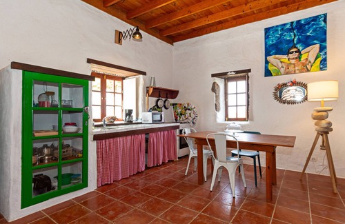 Las Brenas Ski Chalet | Bohemian Art House - 2BR in Yaiza & Garden