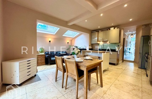 North Kensington Apartment | Bohemian Notting Hill Apt | Garden & Amenities