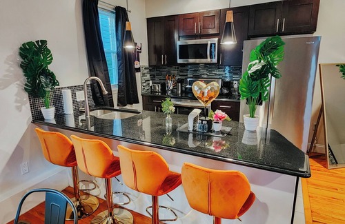 West Poplar Apartment | Boho Luxe/3 King Beds/Pool Table/85" TV