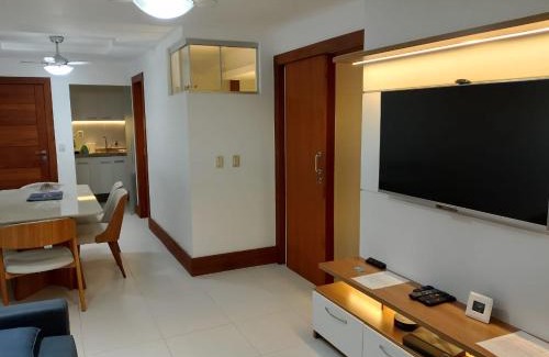 Centro Apartment | Bonito Apto Pé na Areia aprox 50M da Praia do Forte Cabo Frio com 90m2 ar cond nos 2 qtos tv a cabo Premiere Netflix fica no prédio da lanch Play Gui e rest Vira Verão dezembro a partir de 4 dias e pacotes de Natal de 19 a 25 e de Ano Novo de 26 a 3 jan