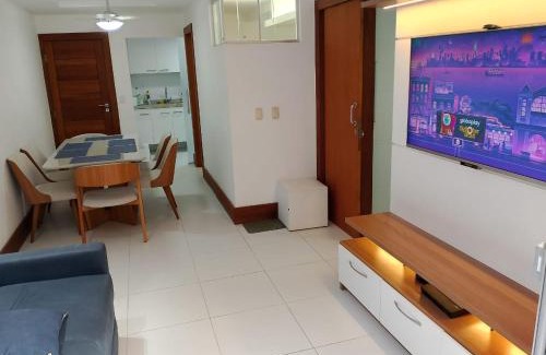 Centro Apartment | Bonito Apto Pé na Areia aprox 50M da Praia do Forte Cabo Frio com 90m2 ar cond nos 2 qtos tv a cabo Premiere Netflix fica no prédio da lanch Play Gui e rest Vira Verão dezembro a partir de 4 dias e pacotes de Natal de 19 a 25 e de Ano Novo de 26 a 3 jan