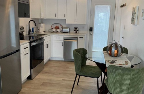 Fargo House | Book l Tiny House in Fargo l Minutes from NDSU l Hot tub & Detached Garage!