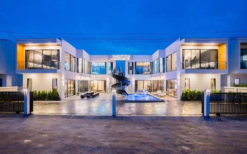 Bang Sare Villa | BOSS Luxury PoolVilla Pattaya Bang Saray Beach 8 Bedrooms