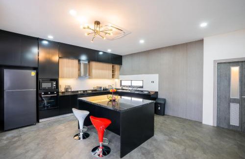 Bang Sare Villa | BOSS Luxury PoolVilla Pattaya Bang Saray Beach 8 Bedrooms
