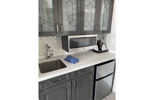 North End Villa | Boston marathon deluxe one bedroom suite in Custom House