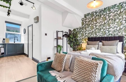 Haringey Apartment | Botanic Bliss Studio in Harringay Ladder