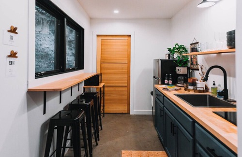 Rogers Cabin | Boulder Mounted Hot Tub | Sleeps 4 | Romantic Stay