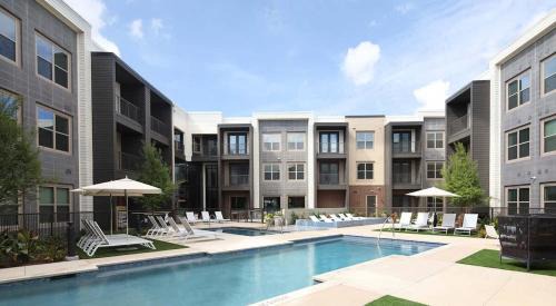 McKinney Apartment | Boulevard Stays Pool Gym Parking 1BR King Suite C