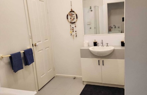 Kensington Apartment | Boutique apartment on ground level with free parking