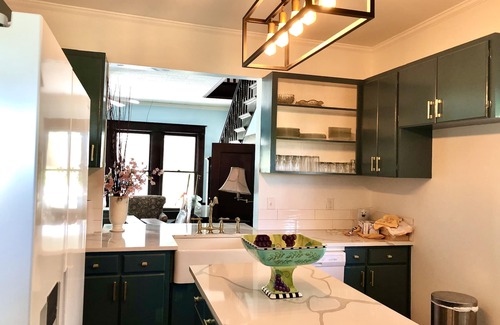 Taylor House | BOUTIQUE HIDEAWAY IN DOWNTOWN TAYLOR WITH POOL