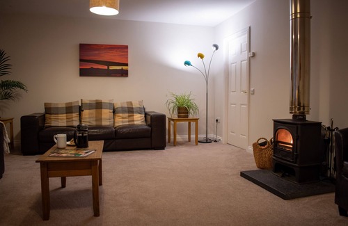 Fort Augustus House | Bowmore Bungalow sleeping up to 6 guests - pet friendly