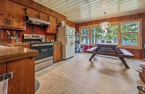 Rangeley House | 🐾Boyd - Rustic, spacious, dog friendly home on Mooselookmeguntic Lake