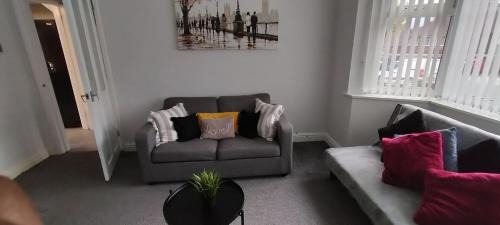 Birmingham Apartment | Brackenfield House in Great Barr, Birmingham near Alexander Stadium and near the M6, with free WiFi and free parking and easy access to Walsall, West Bromwich, Aston Villa Football Ground, Star City and Birmingham City Centre