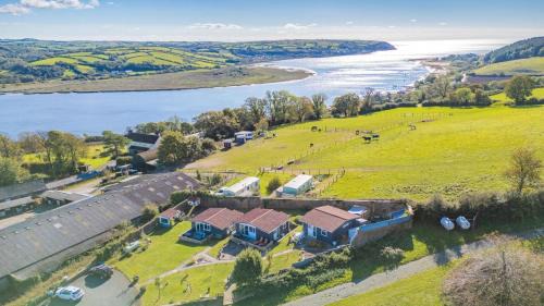 Llanybri House | Braeburn Lodge