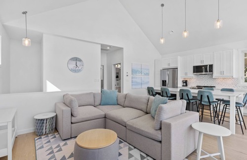Central Okanagan Cottage | ✨BRAND NEW-BREATHTAKING UNOBSTRUCTED VIEWS🏞️FAMILY FRIENDLY/PETS/GOLF CART⛳