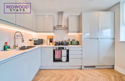 Rushmoor District Apartment | Brand New | FREE Parking | Book 4 Discounted Rates