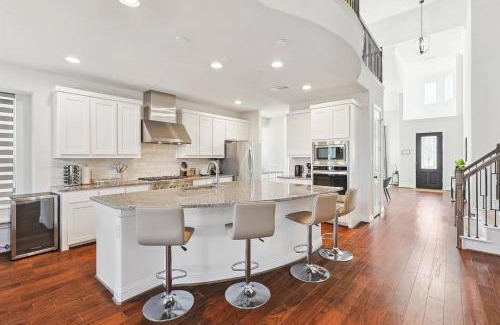 Irving House | Brand New Luxury 6BD 5BA Grand Vacation Home