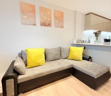 Uxbridge North Apartment | Brand-New Luxury Apartment Terrace - Opposite Piccadilly Line - 1-8 Guests