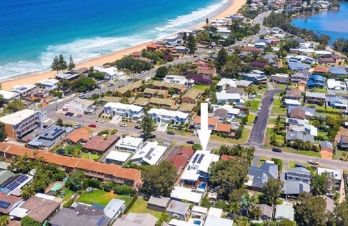 Wamberal House | Brand New - Sleeps 12, walking distance to Wamberal Beach