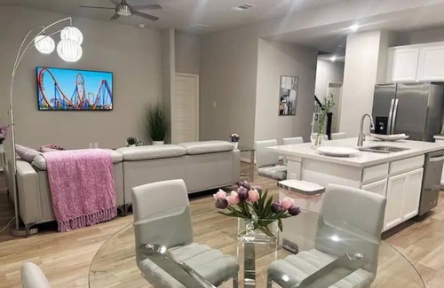 San Antonio House | Brand New Vacation Home near Seaworld & Six Flags, Grill and WiFi.