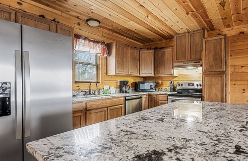 Gatlinburg Cabin | Brand new with amazing views and convenient location!