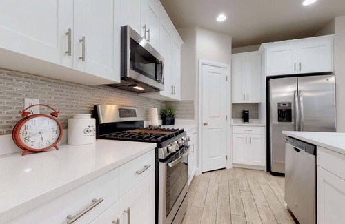 Sienna Hills House | Breakfast at Tiffanys-Dog Friendly POOL OPEN