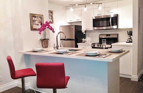 Coal Harbour Apartment | Breathtaking Mountain & Water Views Executive Suite