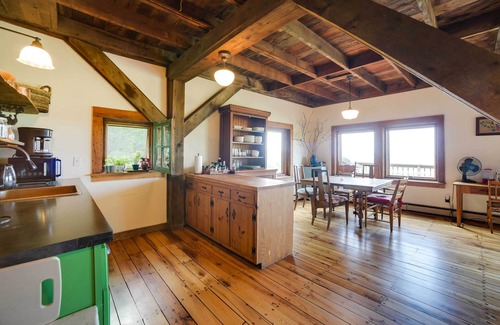 North Pownal Cabin | Breathtaking Mtn Views: Stylish Rustic Retreat!