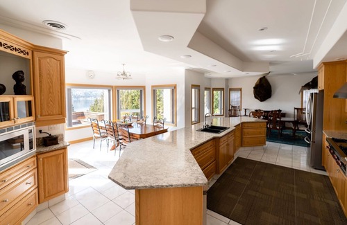 Okanagan-Similkameen Bed & Breakfast | Breathtaking Views of Skaha Lake & Mountains Our 6BR/5.5BA with Hot Tub