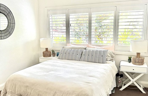 Freshwater House | Breezy, Light-filled Summer House. Walk to 2 Beaches. City busses at your door.