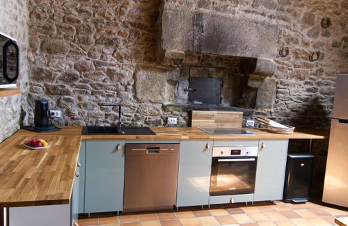 Landeda House | Breton stone house, in a quiet location and the beach